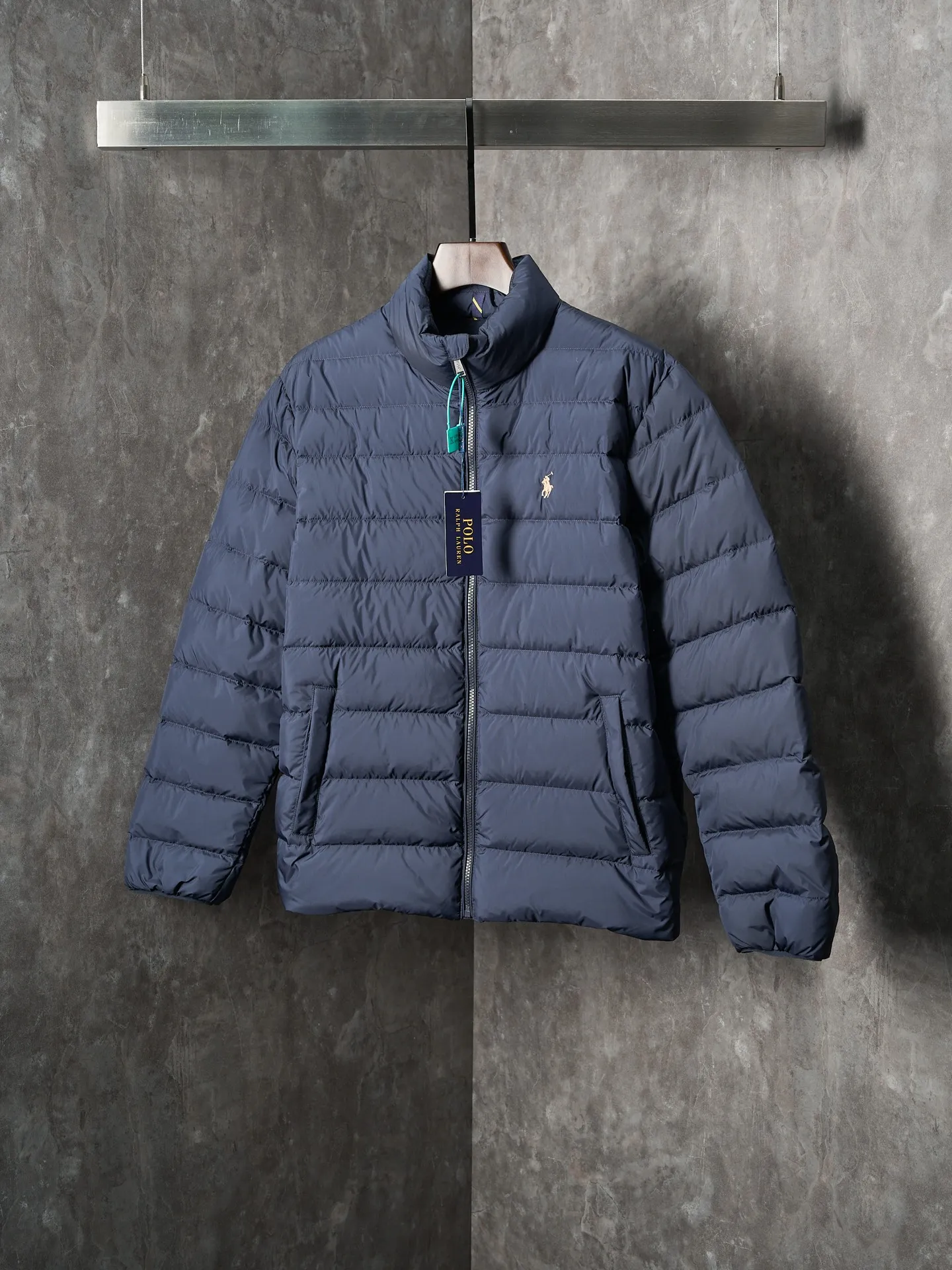 P900 Actual hanging auction】Ralph Lauren/Ralph Lauren pony logo embroidered ribs lightweight down jacket [Ready stock] S M L XL high-quality filling: 90 white duck down is selected, weighing 260g, ensuring excellent thermal insulation performance. After strict screening and processing, the velvet is not easy to drill, ensuring durability. The nylon fabric has good windproof and waterproof properties, which can effectively block the intrusion of wind and rain from the outside. It keeps the interior dry and is suitable for wearing in humid or rainy environments.  The red label on the chest is made with an imported MECLO embroidery machine. The original pattern is scanned first, and then high-quality silk thread is used to make a pattern. The density effect is adjusted by continuous pattern making.  Exquisite details: the zipper design is simple and elegant, easy to operate; the closing design of the cuffs and hem effectively prevents the intrusion of cold wind, improving the warmth and comfort of wearing.  All the hangtags, wash marks, air holes, and four-button buttons are all custom-made using original one-to-one molds.